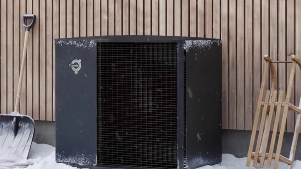 Thermia Elve välisosa lumisel talvel maja seina ääres, video eelvaade